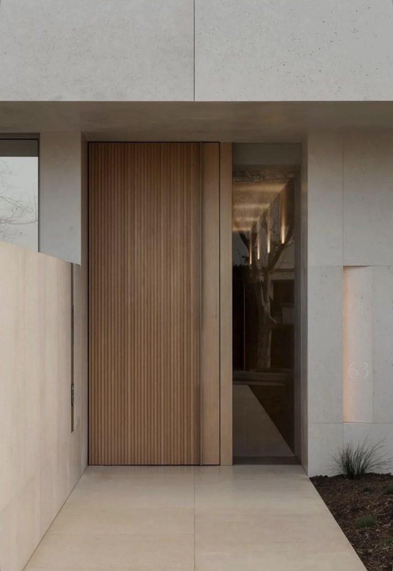 Façade contemporaine avec porte d'entrée en bois