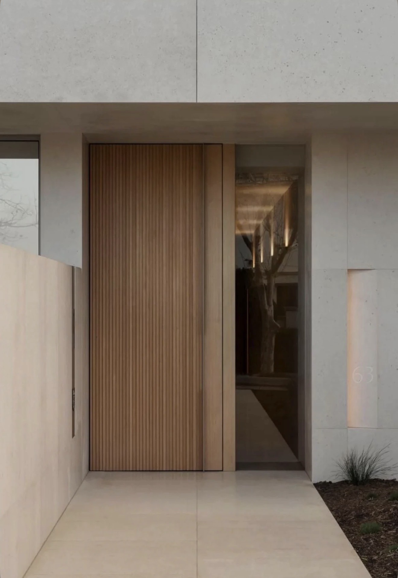 Façade contemporaine avec porte d'entrée en bois