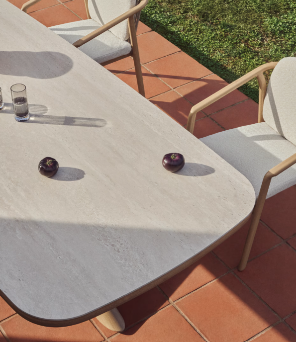 Table de repas en pierre avec chaises pour une terrasse contemporaine