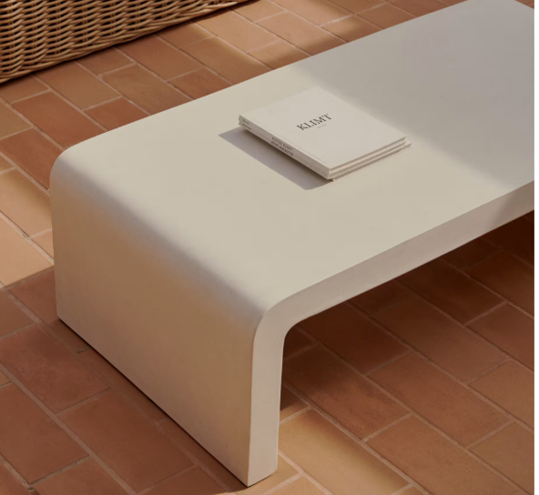 Table en ciment design pour terrasse contemporaine