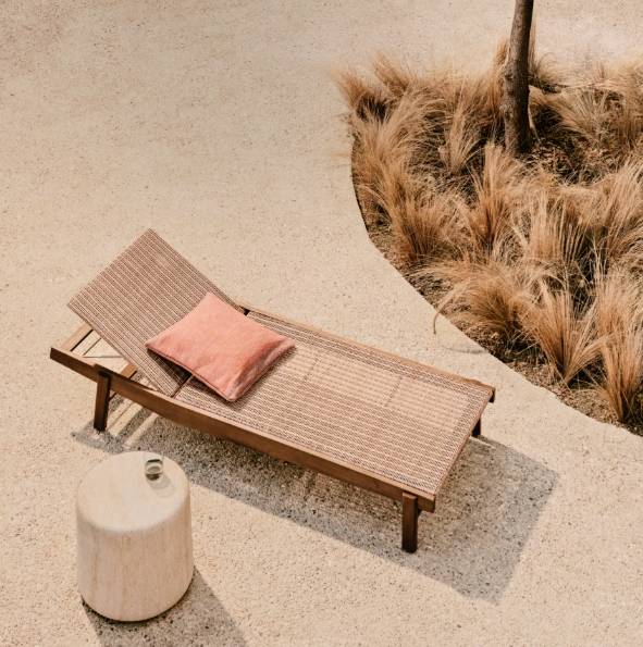 Transat en bois d'acacia avec coussin beige sur une terrasse contemporaine