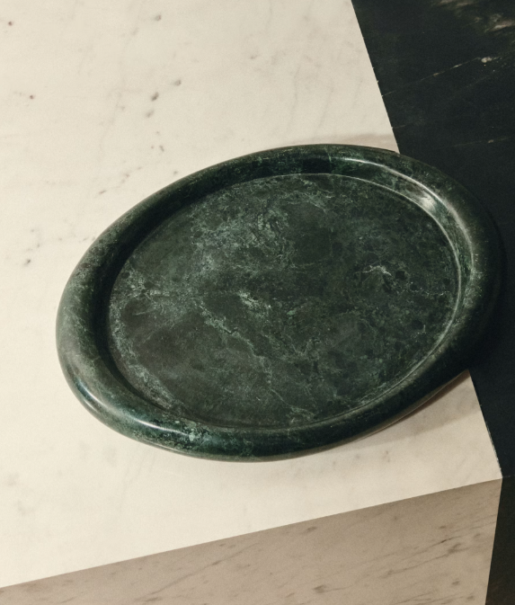 Vide-poche en pierre verte Kave Home posé sur une table en marbre