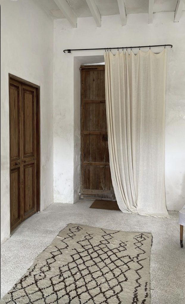 bois foncé et mur blanc